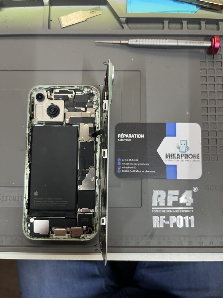 Réparation nappe bouton iPhone 15